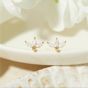 Daryl-Ann’s Petal Studs Gold‎